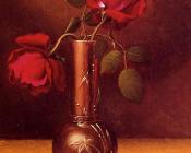 马丁约翰逊赫德 - Two Red Roses in a Bronze Vase